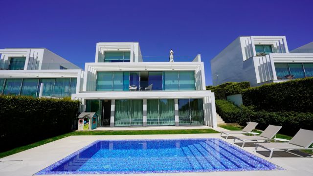 VILLA LOTUS | VILLA CONTEMPORAINE EN PREMIÈRE LIGNE DE GOLF AVEC VUES PANORAMIQUES À LA RESERVA, SOTOGRANDE