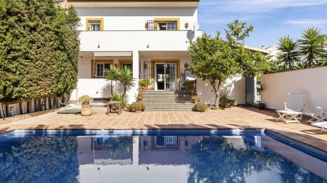 ABEDUL SAN PEDRO | ÉLÉGANTE MAISON MITOYENNE À SAN PEDRO DE ALCÁNTARA