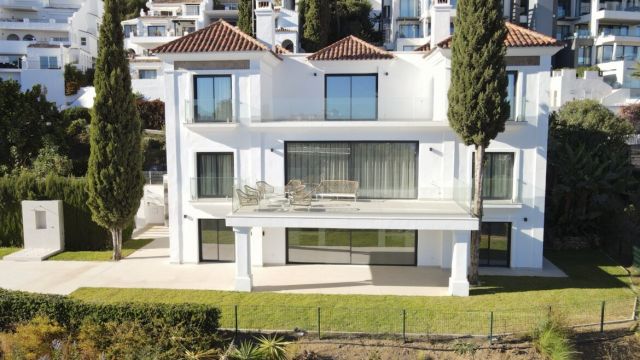 VILLA VALMARIS | EXCLUSIVA VILLA ANDALUZA MODERNA CON EL MAR A TUS PIES