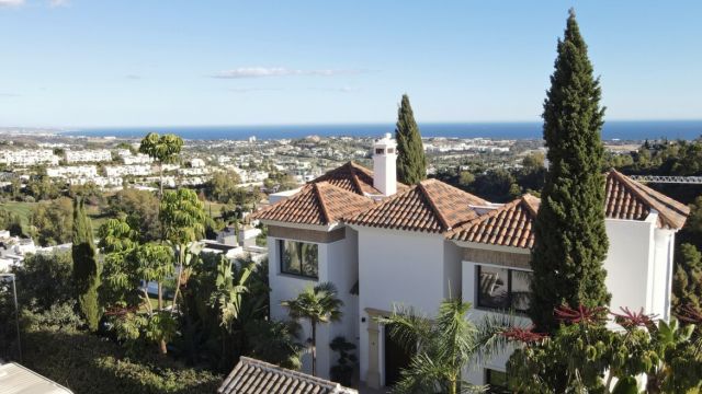 VILLA VALMARIS | VILLA ANDALOUSE MODERNE EXCLUSIVE AVEC LA MER À VOS PIEDS