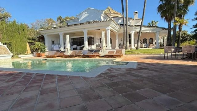 EXCLUSIVA VILLA INDEPENDIENTE EN LA QUINTA, CERCA DEL GOLF Y DE TODOS LOS SERVICIOS
