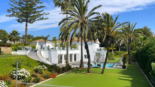 ELEGANTE VILLA INDEPENDIENTE EN ATALAYA, COSTA DEL SOL