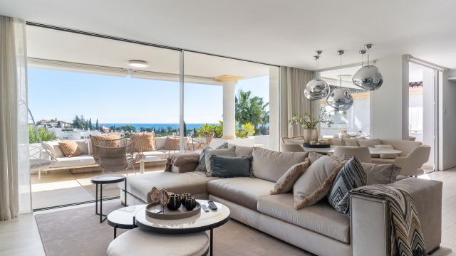 EXCLUSIVO ÁTICO DÚPLEX REFORMADO EN MONTE PARAÍSO, MILLA DE ORO DE MARBELLA