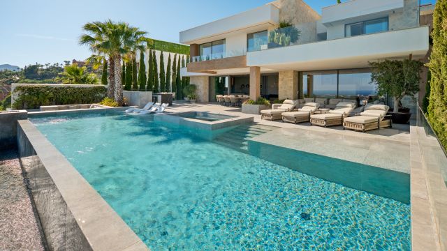 VILLA MARE| HEDENDAAGSE VILLA MET PANORAMISCH ZEEZICHT IN EL HERROJO, BENAHAVÍS