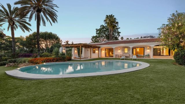 VILLA JORI |EXCLUSIVE ANDALUSIAN-STYLE VILLA NEAR THE BEACH IN GUADALMINA BAJA