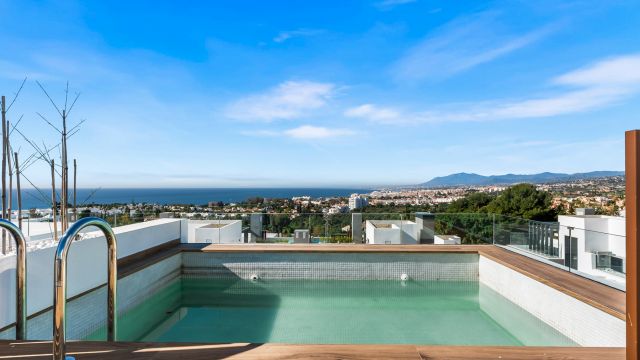 THE LIST | MODERNA VILLA PAREADA CON VISTAS AL MAR EN RÍO REAL, MARBELLA ESTE