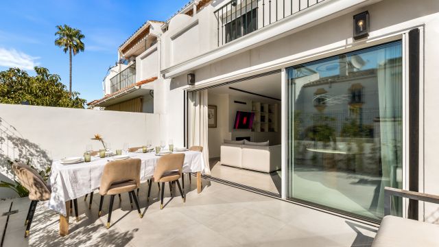 ELEGANT TOWNHOUSE IN EL CAMPANARIO, ESTEPONA EAST, JUST A SHORT WALK FROM THE BEACH