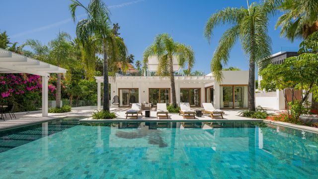 VILLA BALI | ZEITGENÖSSISCHE VILLA MIT TROPISCHEN GÄRTEN IN LAS BRISAS, NUEVA ANDALUCÍA