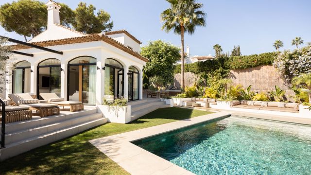 VILLA ODELIA |EXCLUSIVA VILLA REFORMADA CON PISCINA CLIMATIZADA Y VISTAS A LA CONCHA EN NUEVA ANDALUCÍA, MARBELLA