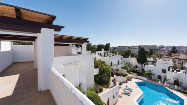 PUEBLO ARABESQUE |ÁTICO REFORMADO CON GRAN TERRAZA EN PUEBLO ARABESQUE, NUEVA ANDALUCÍA
