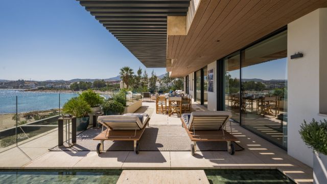 ATELIER 4 |EXCLUSIVO ÁTICO EN PRIMERA LÍNEA DE PLAYA EN ESTEPONA