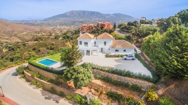 MODERNE VILLA MET PANORAMISCH UITZICHT IN LA MAIRENA, MARBELLA