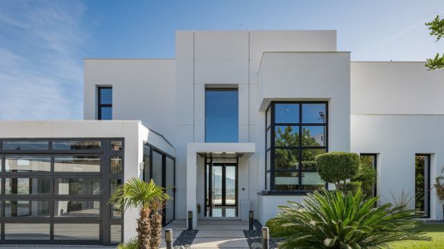 VILLA ONDARA | EXCLUSIVA VILLA CONTEMPORÁNEA EN LA CALA GOLF, MIJAS, CON VISTAS AL MAR Y A LA MONTAÑA
