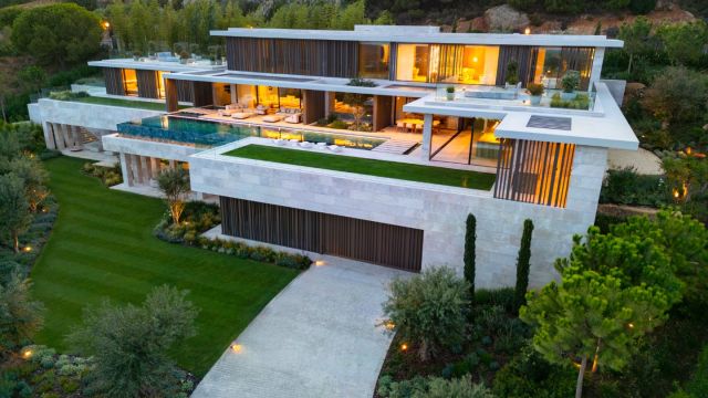 VILLA WATCHTOWER | ARQUITECTURA CONTEMPORÁNEA Y VISTAS AL MAR EN LA RESERVA, SOTOGRANDE