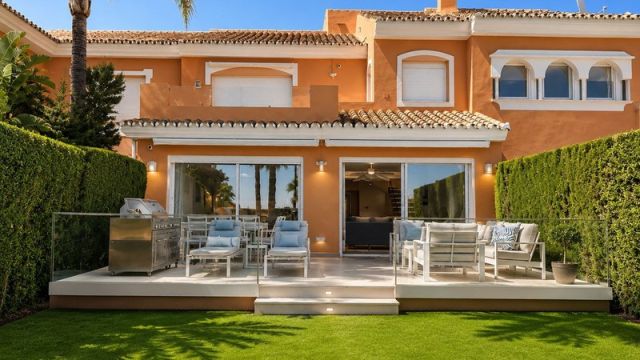 EXCLUSIVA VILLA PAREADA EN PRIMERA LÍNEA DE PLAYA EN LA NUEVA MILLA DE ORO
