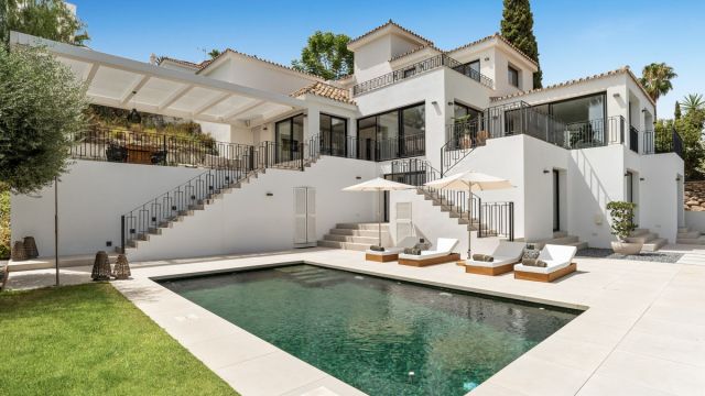 VILLA KUMARA | ELEGANTE VILLA CON VISTAS AL MAR EN NUEVA ANDALUCÍA