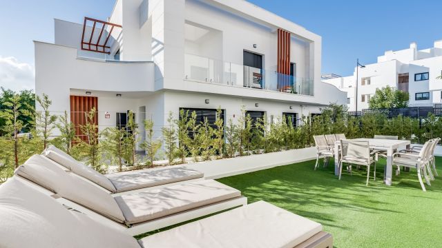 IMPRESIONANTE ADOSADA CONTEMPORÁNEA EN BEL AIR, ESTEPONA
