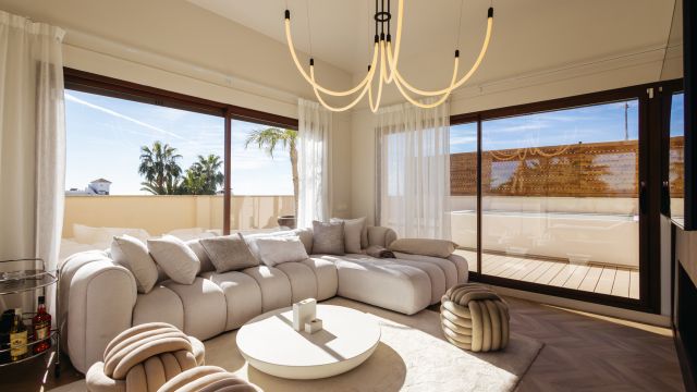 SKY VILLA | EXCLUSIVA VILLA RENOVADA A POCOS PASOS DEL MAR EN NUEVA ANDALUCÍA