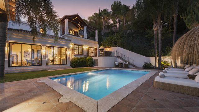 VILLA LAS PALMERAS | ELEGANTE VILLA IN EL MADROÑAL, BENAHAVÍS MIT PANORAMISCHEM MEERBLICK