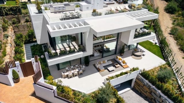 THE LIST Nº27 | EXCLUSIVA VILLA DE DISEÑO EN RÍO REAL, MARBELLA