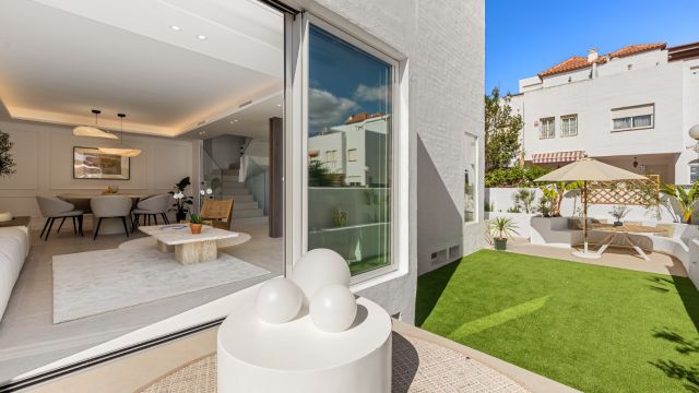 CUMBRES 51 | ELEGANTE CASA ADOSADA RENOVADA EN LA MILLA DE ORO DE MARBELLA