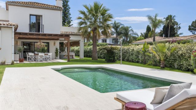 VILLA CAROLINA | ELEGANTE RENOVIERTE STRANDNAHE VILLA IN CASASOLA, ESTEPONA OST
