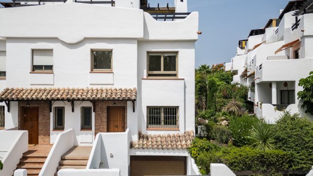 MERIDIANA 24 | SPECTACULAR SEMI-DETACHED VILLA ON MARBELLA’S GOLDEN MILE WITH VIEWS OF LA CONCHA