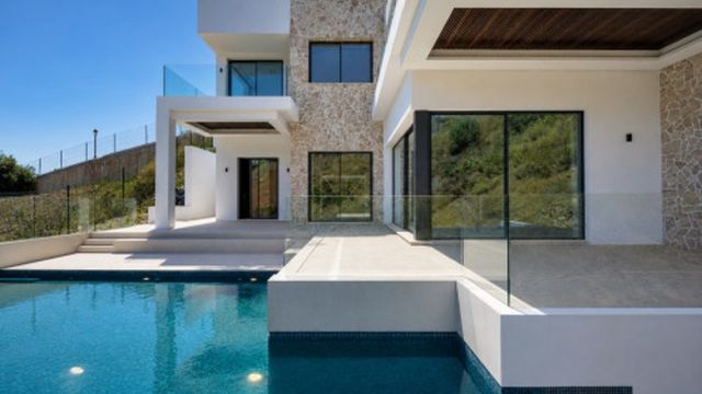 VILLA JADE | CONTEMPORAINE VILLA MET PANORAMISCH ZEEZICHT IN MARBELLA EAST