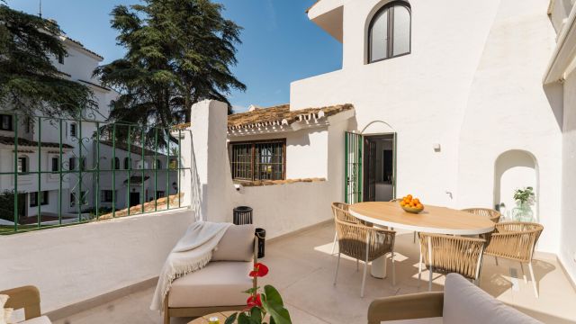 CASA BLANCHE | ELEGANT GERENOVEERD APPARTEMENT IN ALDEA BLANCA, NUEVA ANDALUCÍA