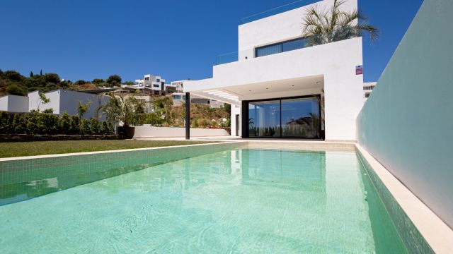 VILLA OLIVE | VILLA CONTEMPORAINE AVEC VUE SUR LA MÉDITERRANÉE À HIGUERÓN