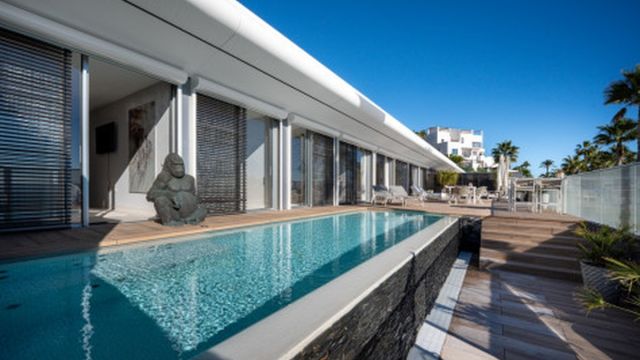 CASA AZUL| CONTEMPORAINE VILLA AAN HET STRAND IN ESTEPONA