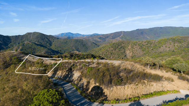 EXCLUSIVE PLOT IN LA ZAGALETA WITH SEA AND MOUNTAIN VIEWS