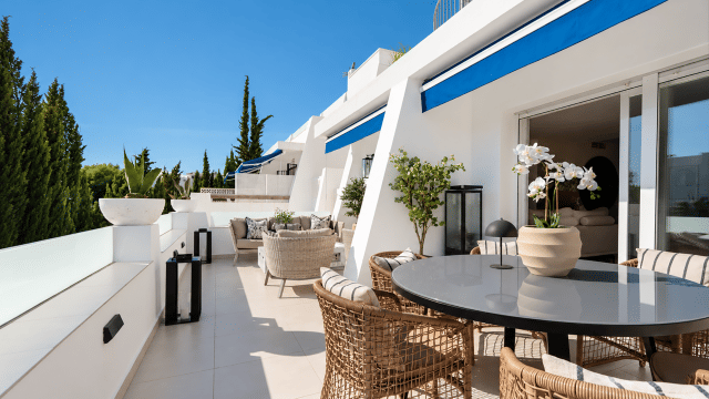 SOL Y PAZ |ELEGANTE APARTAMENTO REFORMADO CON AMPLIA TERRAZA EN NUEVA ANDALUCÍA, MARBELLA