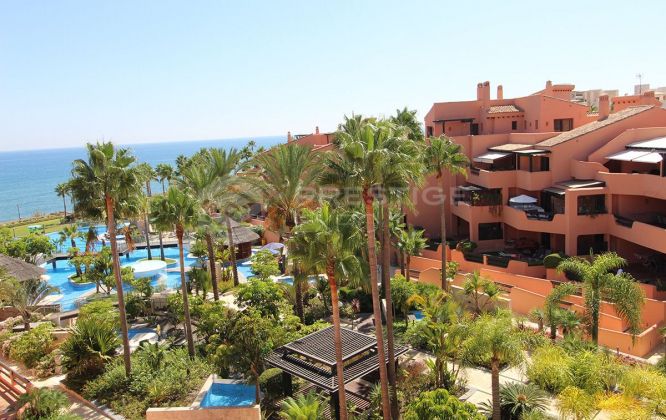 Ático duplex de lujo situado en primera linea de la playa Mar Azul, Estepona.