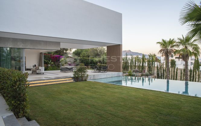 Villa moderna a la venta en Benahavis, en Los Flamingos Golf
