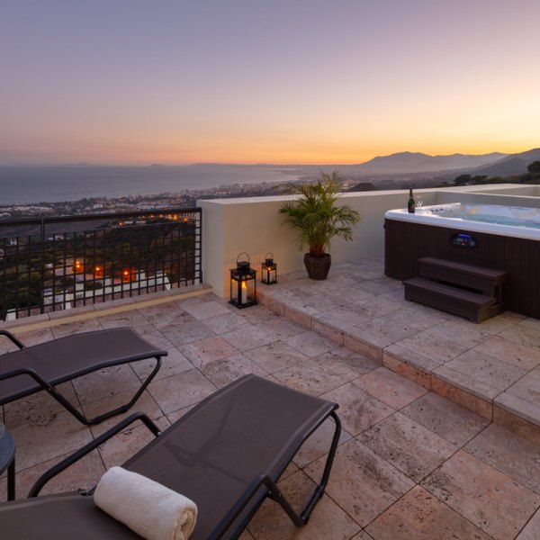 Los Altos de los Monteros, Duplex penthouse with fantastic views of the coast