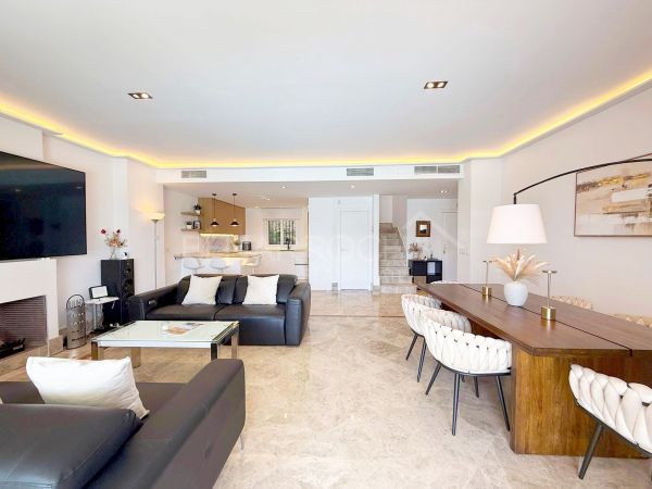 Semi-detached house with sea views in Santa Clara Golf, Marbella