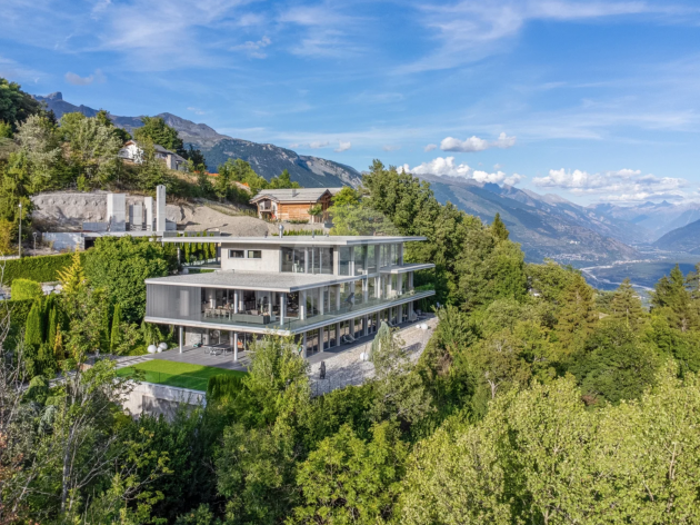 Een Zwitserse villa met een vrij uitzicht van 180 graden op de Zwitserse Alpen.