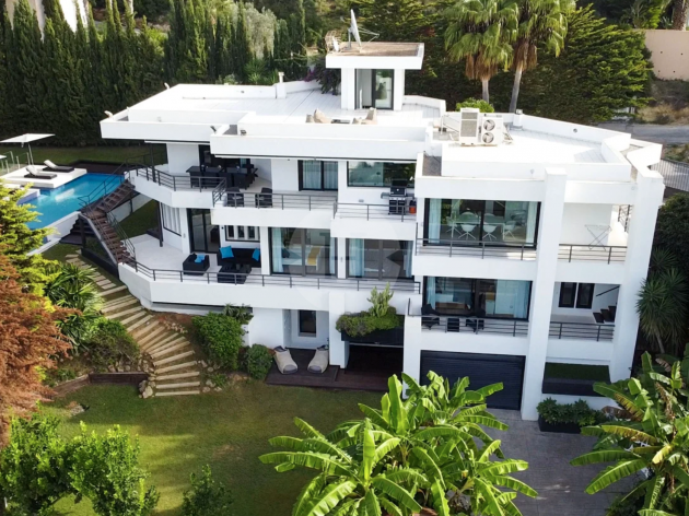 Eigentijdse villa met drie verdiepingen in Ibiza, Spanje