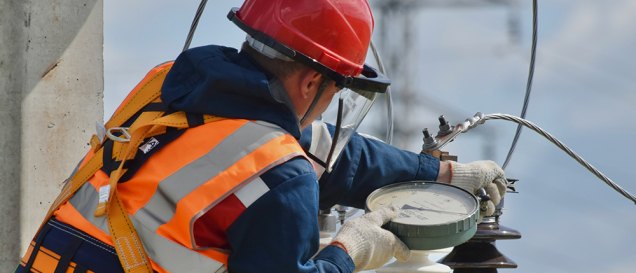 lineman at work wearing a protective helmet and vest, featured image for the article 