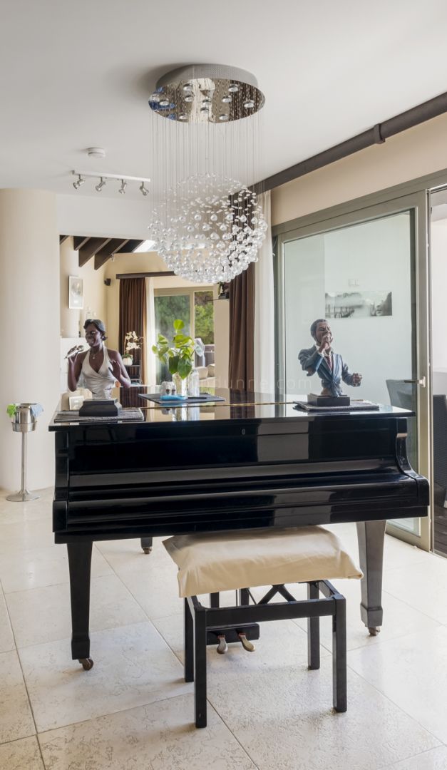 Atico dúplex de tres dormitorios con vistas panorámicas en Los Flamingos Golf Resort