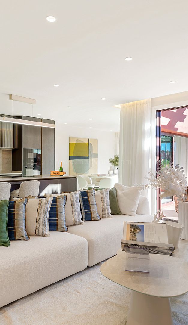 Ático dúplex junto a la playa con vistas al mar en la Nueva Milla de Oro de Estepona