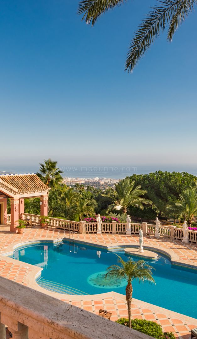 Klassische Mansion in Sierra Blanca mit Panoramablick auf das Meer