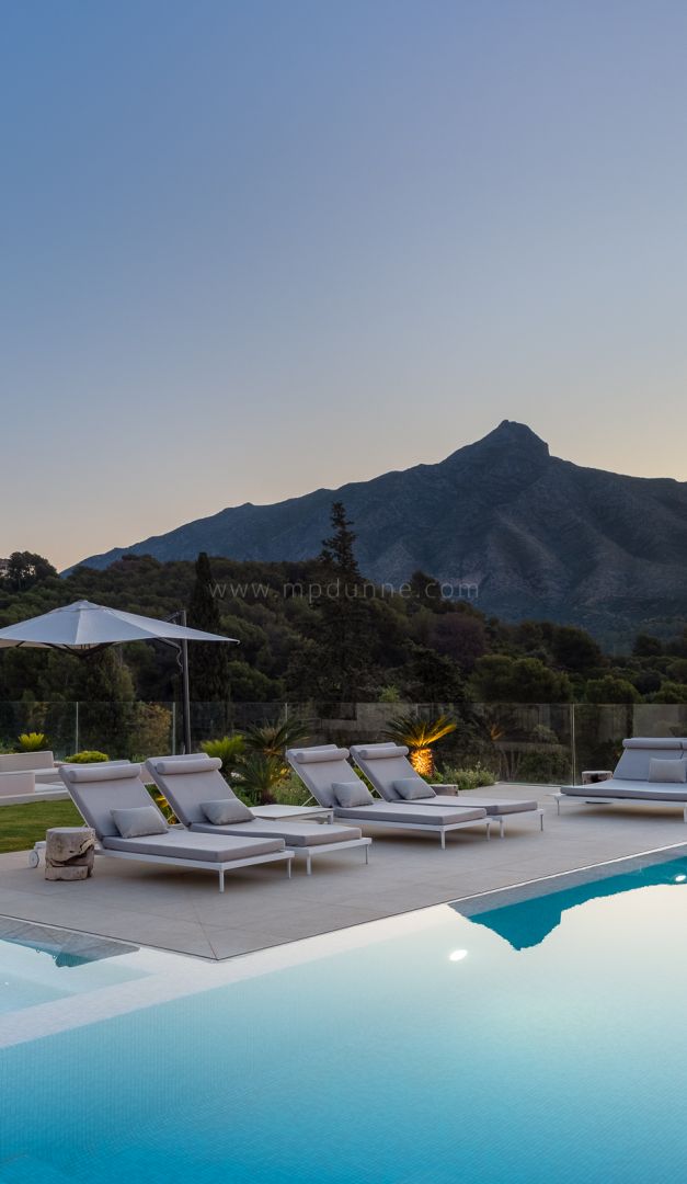 Frontline Golf Villa with Sea and Mountain Views in Nueva Andalucía