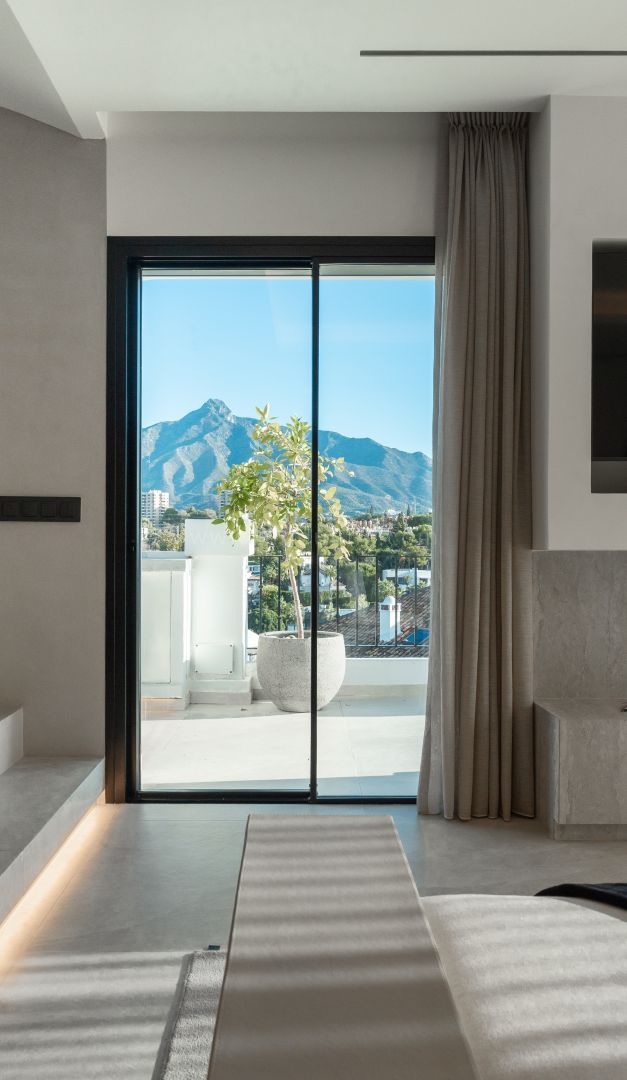 Penthouse Moderne avec Vue Mer et Montagne
