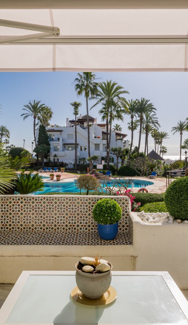 Apartamento de Dos Dormitorios con Vistas al Mar en Estepona