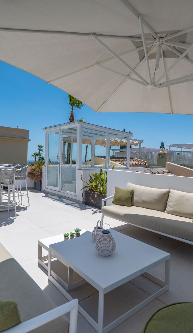 Elegante Adosado con Vistas Panorámicas en La Quinta Hills, Benahavís