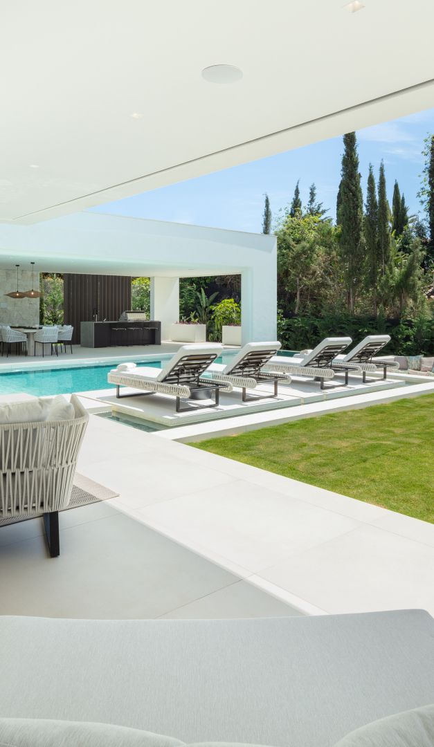 Villa moderne de cinq chambres avec piscine chauffée entre Las Brisas et Aloha Golf