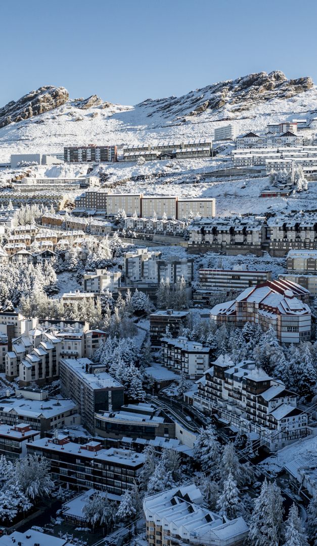 Scandinavian-Style Alpine Apartment with Sauna and Mountain Views