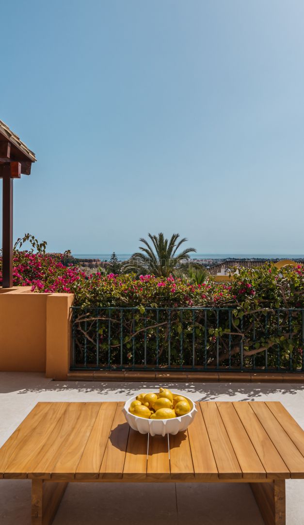 Großzügige Wohnung mit Panoramablick in Les Belvédères, Nueva Andalucía
